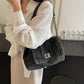 Retro τζιν crossbody τσάντα με μεγάλη χωρητικότητα – μεταλλικές λεπτομέρειες, ελαφριά και κομψή