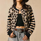 Tidlös Stickad Cardigan Dam – Mjuk Kofta med Elegant Leopardmönster
