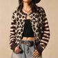 Tidlös Stickad Cardigan Dam – Mjuk Kofta med Elegant Leopardmönster